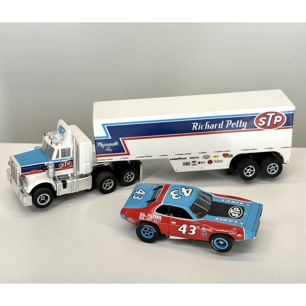 Auto World Racing Rigs RICHARD PETTY ROAD RUNNER & PETERBILT Truck HO Slot Car